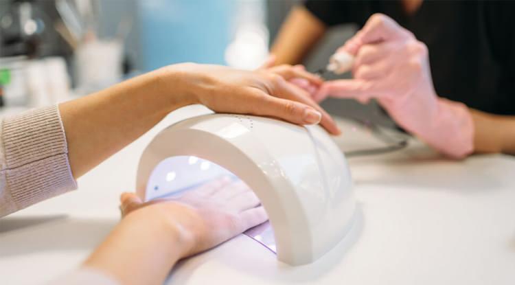 <p><span style="color:#800080"><strong><em>Avrupa Birliği, üreme sağlığına zararlı TPO kimyasalı nedeniyle jel tırnakları 1 Eylül 2025’ten itibaren yasakladı. Uzmanlar, tüketicileri ürün içeriklerini kontrol etmeleri konusunda uyarıyor.</em></strong></span></p>
