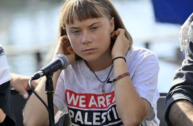 <p><strong>"BURADA HİKAYE DÜNYANIN SESSİZ KALIŞI"</strong></p>
<p>Thunberg toplantıda şu sözleri sarf etti:</p>
<p><em><strong>"İsrail, soykırım niyetini oldukça açık bir şekilde ortaya koyuyor. Bugün burada sorulacak soru, bizim niçin yola çıktığımız değil. Burada hikaye, başlamak üzere olduğumuz misyon ile de ilgili değil. Buradaki hikaye, Filistin'le ilgili. Burada hikaye, insanların hayatta kalabilmek için ihtiyaç duyduğu en temel imkanlardan kasıtlı bir şekilde mahrum bırakılıyor olmaları. Burada hikaye, dünyanın buna sessiz kalıyor oluşu"</strong></em></p>