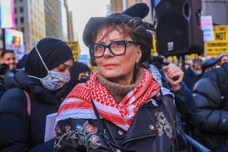 <p>78 yaşındaki oyuncu Sarandon, daha önce de Filistin'e destek amaçlı düzenlenen protestolara katılarak hayranlarının takdirini kazanmıştı.</p>