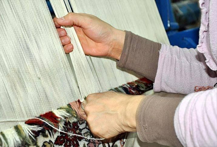 <p><span style="color:#800000"><strong>METREKARESİ 50 BİN TL</strong></span></p>
<p>Doğal yün iplikler ve kök boyalarla tamamen el işçiliğiyle üretilen Sivas halıları, metrekaresi ortalama 50 bin TL'den satılıyor. Yoğun emek ve zaman isteyen bu halılar için sipariş veren müşteriler, halılarını almak için yaklaşık 1 yıl bekliyor.</p>