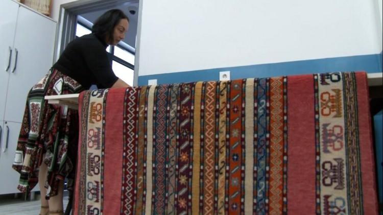 <p>Halılar, dayanıklılıkları ve uzun ömürlü yapılarıyla bilinirken, kullanılan kök boyalar sayesinde yıllar geçtikçe renklerini kaybetmeden güzelliklerini koruyor.</p>
