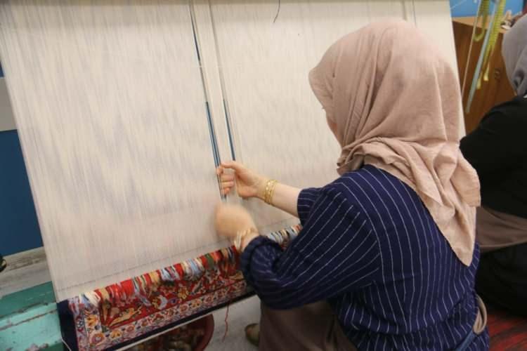 <p>"Sivas dokumalarıyla çok ünlüdür. Özellikle Sivas halıları, dünyaca ünlü, çok ince ve özel halılar arasında yer alıyor. Bu halıların çözgü ipleri pamuk, ilmek ipleri ise yündür. Tamamen kök boya kullanılarak hazırlanmaktadır. Sivas halılarında iki çeşit kalite bulunuyor. 50x50 ve 60x60 oranlarındadır. Bir metrekarelik halıda 250 bin ile 360 bin arasında ilmek yer alıyor. Bu da halıların ne kadar ince olduğunu gösteriyor.</p>