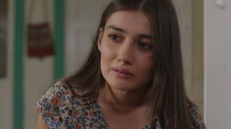 <p><strong>"Karagül", "Hayat Bazen Tatlıdır" gibi yapımlarla adından söz ettiren genç oyuncu, hayranlarının takdirini kazanmaya devam ediyor.</strong></p>