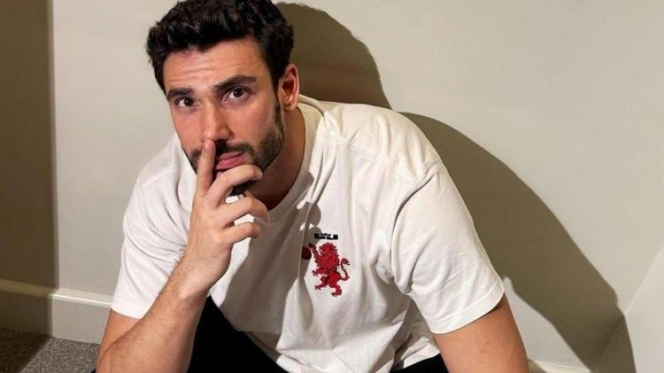 <p>Ünlü oyuncu Yılmaz Kunt, hırsızlık şoku yaşıyor. Polise başvuran Kunt, evinin soyulduğunu,yatak odasında muhafaza ettiği yaklaşık 500 bin TL değerindeki Rolex marka saat ile çekmecede bulunan 20 bin TL'nin kaybolduğunu söyledi.</p>