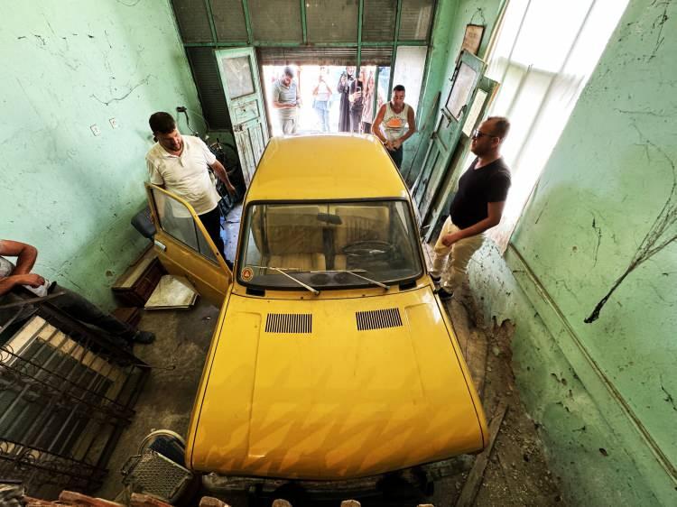 <p>Zastava 1100'ün hem yurtiçi hem de yurtdışı fuarlarında sergileneceğinin altını çizen Kaya, <strong>"Şu an görünen masraf en az 5 bin Euro. Ondan sonraiki-üç fuar için söz aldık. İnşallah muayeneye gittikten sonra İstanbul'daki fuara girecek. Hedefimiz aracı yurt dışındaki fuarlara çıkarmak. Oradan sonra da hatıra olarak, tezgâhımızda duracak. Bu kadar orijinal olduğunu ben de düşünmüyordum. Tamamen orijinal. Kromları hiç bozulmamış, hiçbir yıpranma yok. O gün nasıl konulduysa bugün de aynı şekilde. Şimdi İstanbul Esenyurt'taki Fiat bayisine gidecek, orada tamir olacak. Sonra Kapaklı'ya geçecek. Kapaklı'daki firmamızda koruyacağız. Oradan da fuarlara götüreceğiz."</strong> ifadelerini kullandı.</p>
