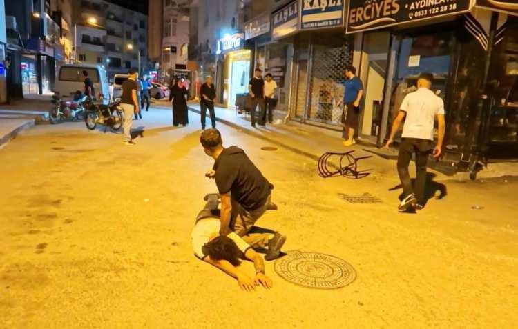 <p>Elindeki bıçakla yere düşen baba Ali A., yere düşmesine rağmen bıçağı bırakmamakta direnip polis memurlarına bıçak sallamaya devam etti. </p>