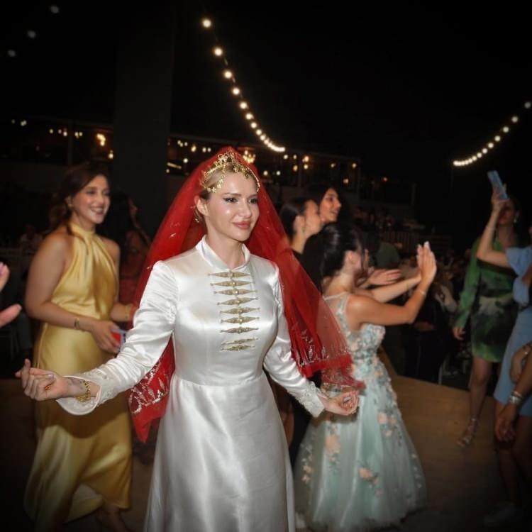 <p>Gece boyunca Otilia'nın heyecanı gözlerden kaçmadı.</p>