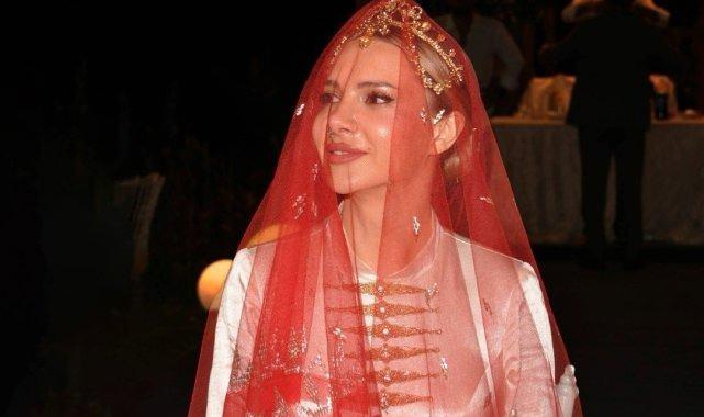 <p>Bruma zerafetiyle sevenlerinin beğenisini kazanırken, fotoğraflarını "Artık Türk gelini" notuyla paylaştı.</p>
