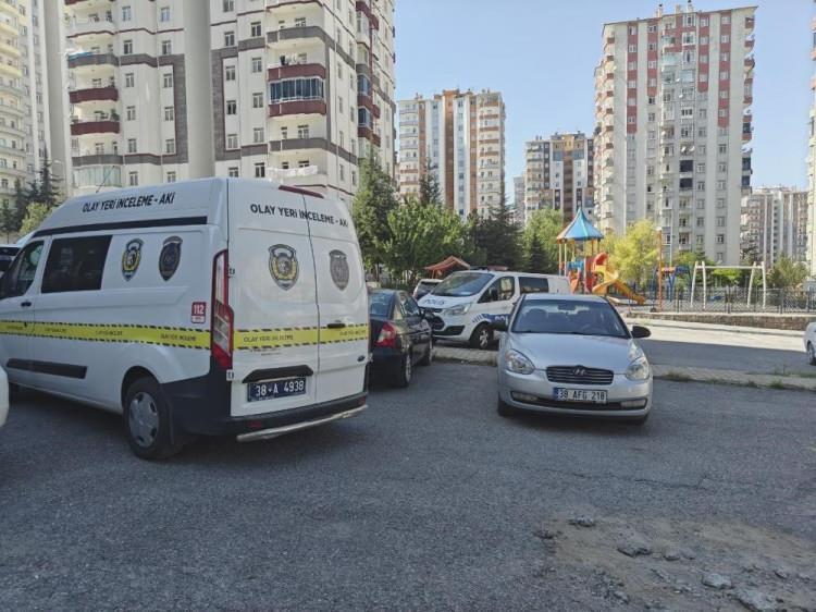 <p>Polis ekipleri çevrede güvenlik önlemi alırken, sağlık ekipleri A.H.'yi olay yerindeki ilk müdahalenin ardından ambulansla Kayseri Devlet Hastanesi'ne kaldırdı. <strong>A.H., burada yapılan tüm müdahalelere rağmen kurtarılamadı.</strong> Yaşanan cinayetlerle ilgili başlatılan soruşturma sürüyor.</p>
