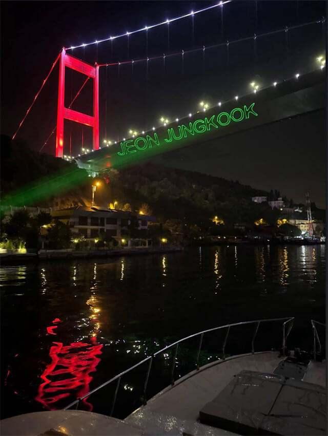 <p><strong> <em><span style="color:#800080">“01.09.1997 Grammy Adayı, Tarih Yazan, Vokal Dehası Jeon Jungkook’a Mutlu Yıllar!”</span></em> </strong>mesajı, <strong>iki kıtayı birbirine bağlayan köprüde parlayarak</strong> boğazı aydınlattı.</p>