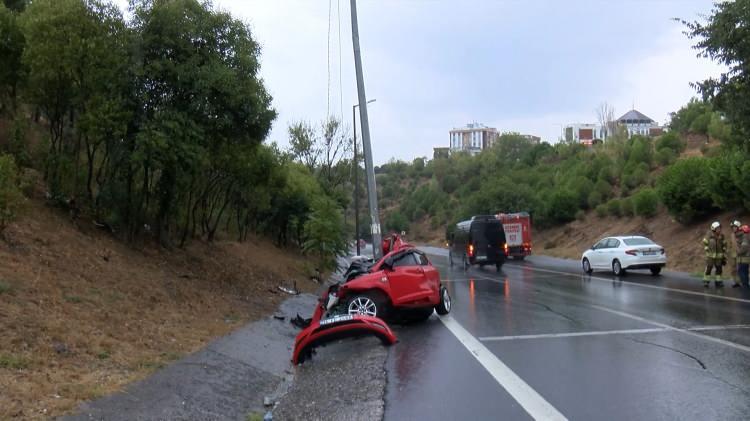 <p>İhbar üzerine olay yerine sağlık, polis ve itfaiye ekipleri sevk edildi. Sağlık ekipleri tarafından otomobilin içinde sıkışan sürücünün hayatını kaybettiği belirlendi. </p>