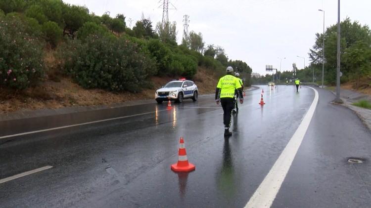<p>Polis ekipleri kazayla ilgili çalışma başlatırken, araçtan kopan parçaların etrafa dağıldığı görüldü. </p>