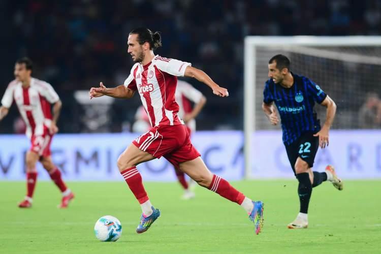 <p><strong>YUSUF YAZICI İÇİN YUNAN EKİBİNİN KAPISI ÇALINDI</strong></p>
<p> </p>
<p>Olympiakos'ta forma giyen milli yıldız Yusuf Yazıcı'nın durumunu yakından takip eden yönetim Sergen Yalçın'ın talebi doğrultusunda harekete geçti.</p>