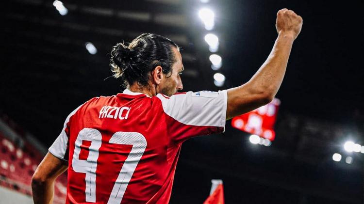 <p>Yusuf'un Şampiyonlar Ligi kadrosuna alınmaması sonrası takımdan ayrılmak istediği öğrenilirken Beşiktaş'ın yıldız futbolcuyla kısa sürede anlaşacağı iddia edildi.</p>
