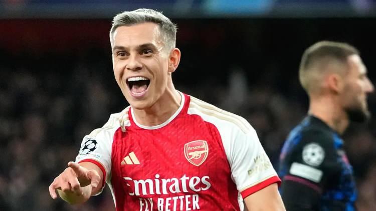 <p><strong>SOL KANAT İÇİN EN KUVVETLİ ADAY TROSSARD!</strong></p>
<p> </p>
<p>Arsenal'de teknik direktör Arteta'nın kadroda düşünmediği Belçikalı sol kanat Leandro Trossard için 1 aydır temasta olan Beşiktaş yönetimi, Sergen Yalçın'ın da onay vermesi sonrası bu trasferi bitirmek için harekete geçti.</p>