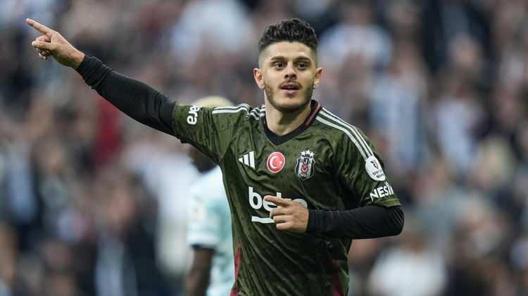 <p>Geçtiğimiz sezondan beri performası büyük eleştiri konusu olan Kosovalı futbolcu Milot Rashica hakkında olumsuz rapor veren Sergen Yalçın yıldız isme gelecek teklifler için kapıyı açık bıraktı.</p>