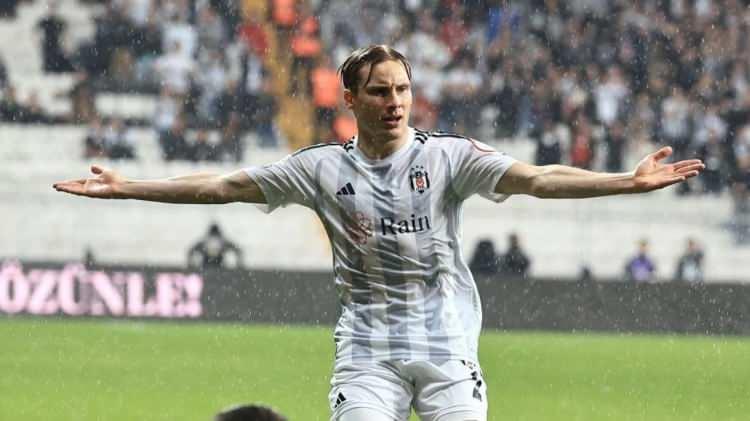 <p>Özellikle hücum katkısı kısıtlı olduğu için taraftarların hedefinde olan Norveçli sağ bek Svensson'un da satılacaklar listesinde tepede olduğu öğrenildi.</p>