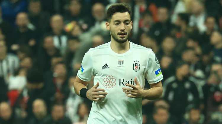 <p>Beşiktaş'a büyük umutlarla transfer olan ancak geçen sezon yaşadığı sakatlık sonrası istenilen şekilde dönemeyen ve performansı düşen Tayyip Talha Sanuç'a da Süper Lig'den gelen teklifler kabul edilecek.</p>
