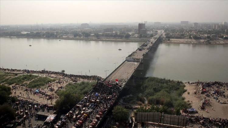 <p>Irak'ın ana liman kenti Basra, Basra Körfezini besleyen devasa ve geniş bir nehir olan Şattülarap üzerinde yer alıyor. Karmaşık kanal, akarsu ağları ve yakınındaki bataklıklar nedeniyle Basra ve çevresi deniz seviyesindeki yükselmeye karşı savunmasız. Bu yeterince endişe verici değilmiş gibi, su kaynaklı hastalıklardan önemli ölçüde muzdarip Basra için taşmalar çok daha önemli bir tehdit.</p>

<p> </p>
