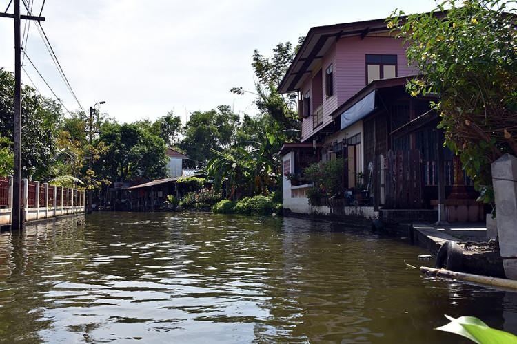 <p>2020'de yapılan bir araştırmaya göre, Bangkok kısa vadede küresel ısınmadan en çok etkilenen şehir olacak. Tayland'ın başkenti Bangkok, deniz seviyesinden sadece 1,5 metre yüksekte. Şehir Venedikten çok daha hızlı bir şekilde suya batıyor (yılda yaklaşık 3 cm kadar). Ayrıca killi toprağa sahip olması şehri sel baskınlarına daha açık hale getiriyor. Haritaya göre 2030 yılına kadar şehrin kıyı bölgeleri sular altında kalabilir.</p>