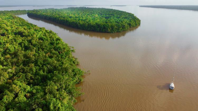 <p>Yüzyıllar boyunca, Guyana'nın başkenti Georgetown, fırtınalardan korunmak için yapılan 450 km uzunluğundaki deniz duvarına güvendi. Bunun nedeni, yüksek gelgitin yaşandığı bu yerde kıyı şeridinin deniz seviyesinden yarım metre aşağıda kalması. Guyana nüfusunun yaklaşık yüzde 90'ı kıyılarda yaşıyor. Georgetown'un merkezi bölgelerinin zarar görmemesi için deniz duvarının güçlendirmesi gerekecek.</p>
<p> </p>