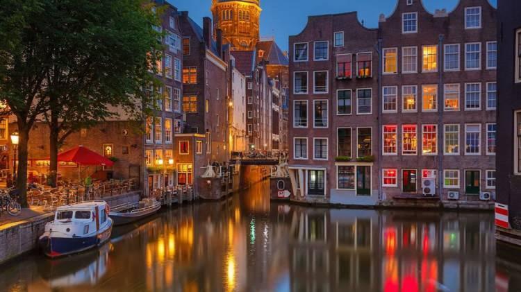 <p>Hollanda'nın "alçak topraklar" arasında yer almasının bir nedeni var. Amsterdam ve Rotterdam ve Lahey şehirleri alçak (deniz seviyesinin altında), düz ve Kuzey Denizi'ne yakındır. Hollandalılar sel savunma sistemleriyle ünlüdür.</p>
