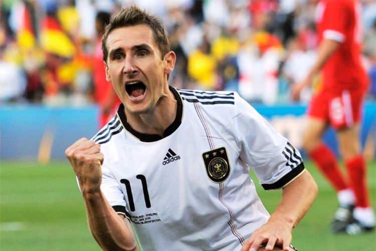 <p><strong><span style="color:#B22222">MİROSLAV KLOSE  -  Futbolcu</span>  </strong>|  Dolaylı olarak siyasete katıldı.</p>
