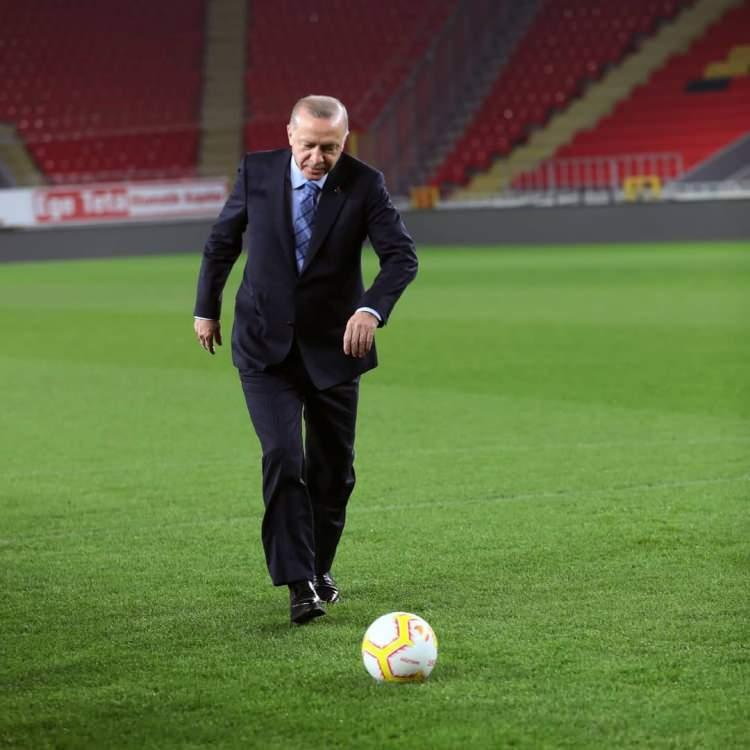 <p><strong><span style="color:#B22222">RECEP TAYYİP ERDOĞAN  -  Futbolcu</span>  |  CUMHURBAŞKANI</strong></p>
