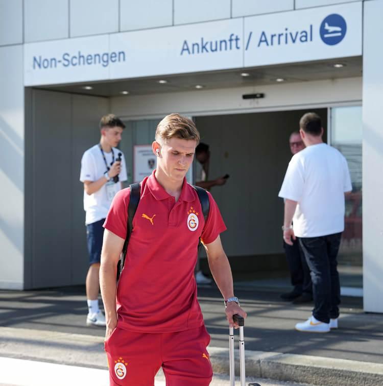 <p>1-Elias Jelert (Kiralık)</p>
<p>Eski kulübü: Galatasaray</p>
<p>Yeni kulübü: Southampton</p>
<p>Kiralama bedeli: 300 bin Euro</p>