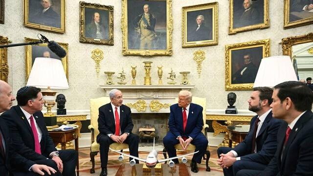 <p><span style="color:#B22222"><strong>MASRAFLARI DA KENDİ KARŞILAMIŞ</strong></span></p>
<p> </p>
<p>Fox News’e Oval Ofis’i gezdirirken altın boyaları anlatan Trump, <strong><em>“Odaya biraz hayat gerekiyordu” </em></strong>diyerek çalışmalarını savundu.</p>
<p>Aylar içinde tavan, kapı çerçeveleri ve şömineye kadar yayılan <em><strong>“altınlaşma”</strong></em> süreci hız kazandı.</p>
<p>Kapı içlerindeki kabartmalı melek figürleri bile altına boyandı.</p>