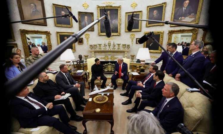 <p>Masaüstünü kaplayan altın kupalar, vazolar ve hatta Trump imzalı bardak altlıkları dikkat çekiyor. Beyaz Saray sözcüsü, tüm masrafların “Trump’ın kendi cebinden” karşılandığını vurguladı.</p>
<p> </p>