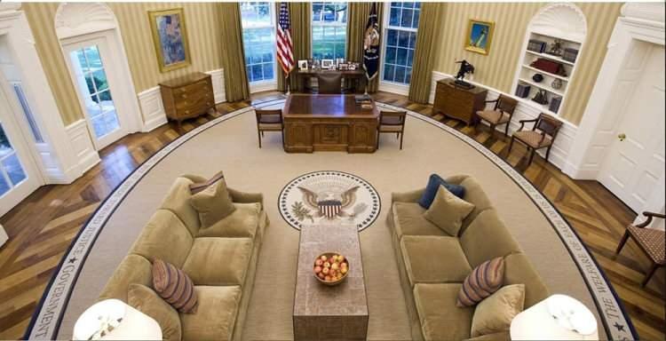 <p>Obama için Oval Ofis’in en anlamlı parçası, üzerine ünlü liderlerin sözlerinin işlendiği el yapımı dev halıydı.</p>