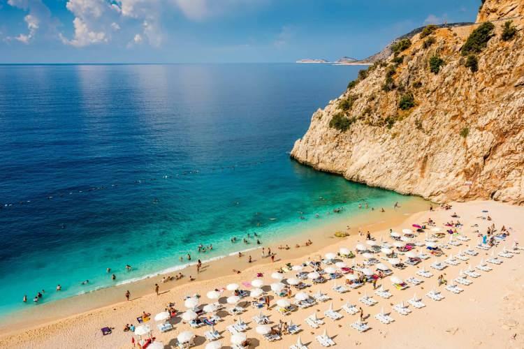 <p>Usta oyuncu, sosyal medya hesabında tatil fotoğraflarını <em><strong>"Turistik ilimiz Kaş'ın tarihi dokusu ve tabiat güzelliği beni büyüledi."</strong></em> notuyla paylaştı.</p>