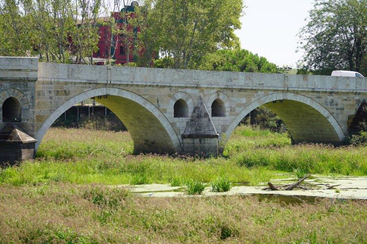 <p>Manisa ve İzmir'de de nemliliğe gidişat tespit ettiklerini bildiren Ünlükara, Karadeniz Bölgesi'nde, Rize, Sinop ve Samsun'un nemliliğe doğru gittiğini aktardı.</p>

<p> </p>
