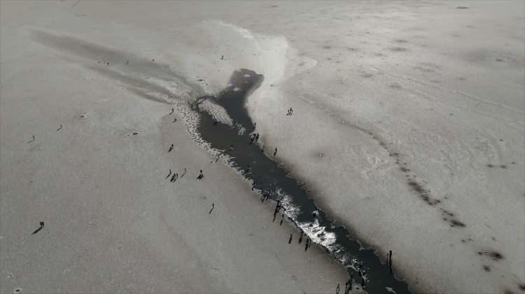 <p>Ülke ekonomisinin kalbi Marmara Bölgesi'nde nemliliğe doğru gidiş olduğunu dile getiren Ünlükara, <em><strong>"Özellikle Kırklareli, Edirne, Yalova, Bilecik, Balıkesir gibi illerde nemliliğe doğru gidiş var. Türkiye'nin en fazla nüfusun yaşadığı İstanbul'da bir değişiklik görülmüyor. Çanakkale'de ise kuraklığa doğru bir gidiş olduğunu görüyoruz."</strong></em> ifadelerini kullandı.</p>

<p> </p>
