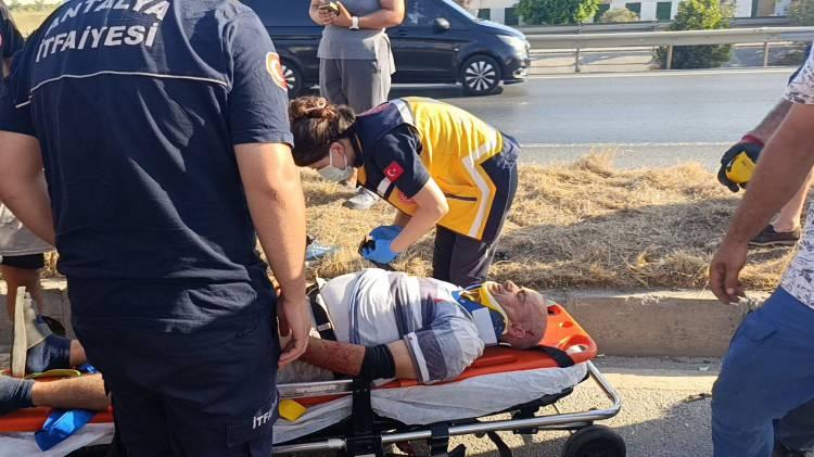 <p>Kazayı yara almadan atlatan hafif ticari araç sürücüsü Mehmet K.Ü. tali yoldan yan yola girdiğini, gözünü güneş aldığı için karşıdan gelen otomobili göremediğini ve çarptığını söyledi.</p>