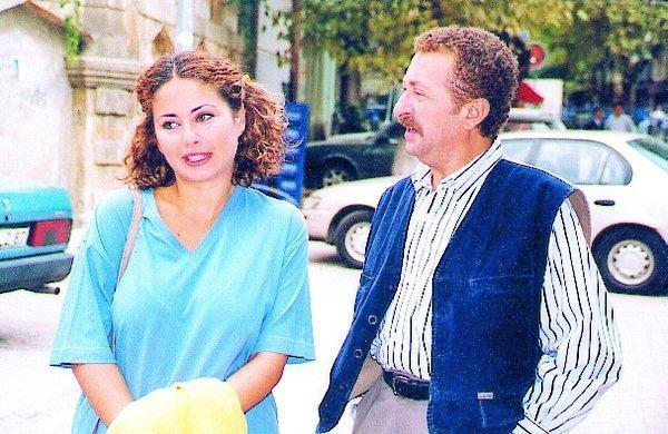 <p><span style="color:#000000"><strong>Bir dönem tüm Türkiye'yi ekran başına kilitleyen "Mahallenin Muhtarları" dizisinde oynadığı "Şirin" karakteriyle hafızalarda yer edinen oyuncu Esra Akkaya, meslek hayatının yanı sıra özel yaşantısıyla sık sık gündeme geliyor.</strong></span></p>
