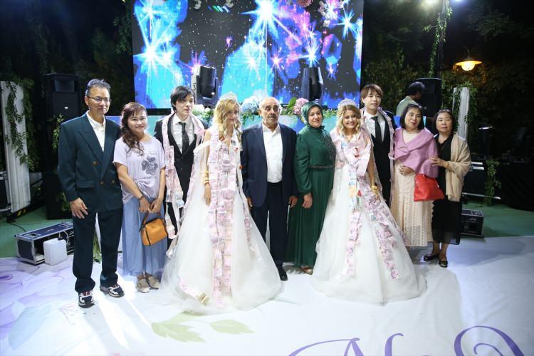 <p><span style="color:#A52A2A"><strong>"ALLAH ÖYLE NASİP ETTİ"</strong></span></p>
<p>Nagehan ve Neslihan'ın babası Mehmet Kılavuz ise <strong>"Allah öyle nasip etti, yurt dışına gittiler. Mutluyum, damatları seviyorum."</strong> dedi. </p>