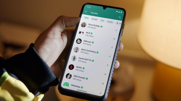 <p><strong>iPhone ve Android Kullanıcıları Hedefte</strong></p>
<p>Resmi uyarılarda ilk etapta iOS ve macOS kullanıcılarının risk altında olduğu ifade edilse de, saldırının Android kullanıcılarını da etkilediği ortaya çıktı. İlk bulgular, özellikle sivil toplum kuruluşlarında çalışan bireylerin hedef alındığını gösteriyor.</p>