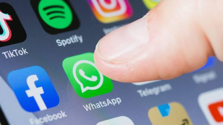 <p><strong>Meta'dan Kullanıcılara Resmi Bildirim</strong></p>
<p>Meta tarafından WhatsApp kullanıcılarına gönderilen uyarı mesajlarında şu ifadelere yer verildi:</p>
<p><span style="color:#800000"><em><strong>"Cihazınıza kötü niyetli bir mesaj gönderilmiş olabilir. Bu mesaj, işletim sisteminizdeki güvenlik açıklarıyla birleşerek cihazınızı ve tüm verilerinizi ele geçirmek için kullanılmış olabilir."</strong></em></span></p>
