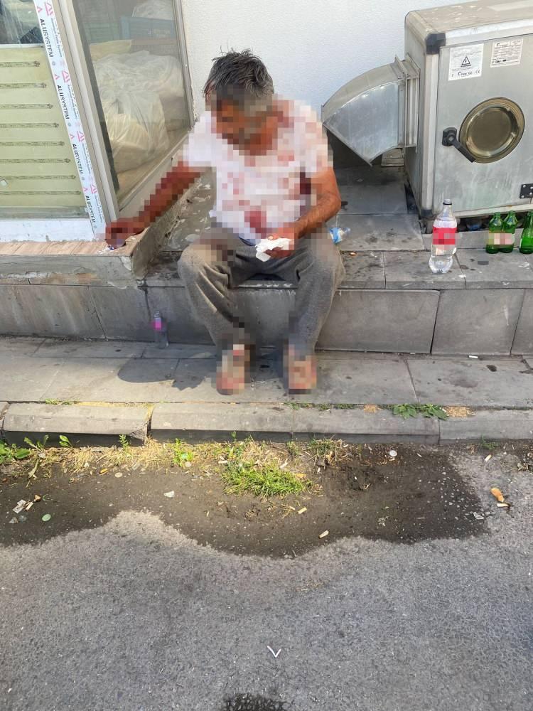 <p><span style="color:#A52A2A"><strong>CİNAYETİN ARDINDAN SİGARA YAKTI</strong></span></p>
<p>Öte yandan; Mevlana Mahallesi'nde bina görevlisini defalarca bıçaklayarak öldüren B.B.'nin olayın ardından kanlı üzeri ile sigara içtiği fotoğrafta tüyleri diken diken etti</p>