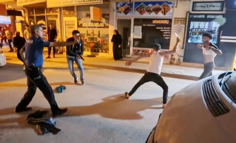 <p>Biber gazı ile düşürülen baba ve oğul kelepçelenerek etkisiz hale getirildi. Kolundan sandalye vurularak yaralanan ve tekme ve yumrukla bacağından ve ayağından yaralanan 2 polis memuruna ilk müdahale meslektaşları tarafından yapıldı. Etkisiz hale getirilen baba ve oğlu olay yerine gelen ambulansla Aksaray Eğitim ve Araştırma Hastanesi Acil Servisine kaldırıldı. Polis memurları ise ekip otolarıyla hastaneye götürülerek tedavi altına alınırken, kolundan sandalyeyle yaralanan polis memurunun kolu alçıya alındı. </p>
