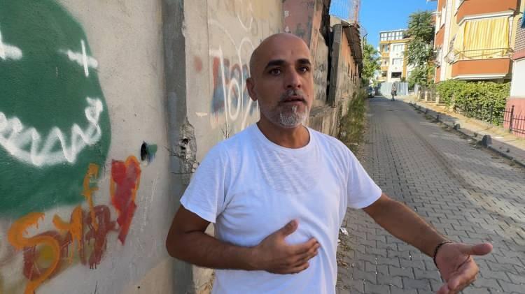 <p>“Sokağın bitimindeki binanın girişi Çetin Sokak'ta yer alıyor ve bizim sorumluluk alanımızda. Ancak şikâyete konu olan kısım, Esenyurt'taki Saadetdere Mahallesi 106. Sokak'ta bulunuyor. Ekiplerimiz haklı olarak buraya girmiyor, çünkü bu alan bizim yetki sınırımızda değil. Zaten dikkat edilirse, o sokakta kullanılan taş döşemeleriyle bizim bölgemizdeki taşlar farklı. Bu nedenle şikâyetin Esenyurt Belediyesi'ne yapılması gerekiyor. Yine de binanın bir cephesi bize ait olduğu için, zaman zaman oraya da girip temizlik yapacağız. Amacımız, vatandaşlarımızın memnun olmasıdır" </p>