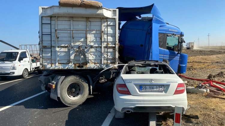 <p>Kazada Mecit Gül yaralandı. Yoldan geçen diğer sürücülerin ihbarı üzerine bölgeye sağlık, itfaiye, jandarma ve polis ekipleri sevk edildi. </p>