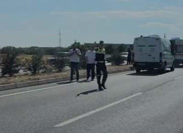 <p>Vedat Kıyçak (49) yönetimindeki 33 ACD 60 plakalı otomobilin İzmir'den Karabük'e ilerlediği sırada lastiği patladı. </p>
