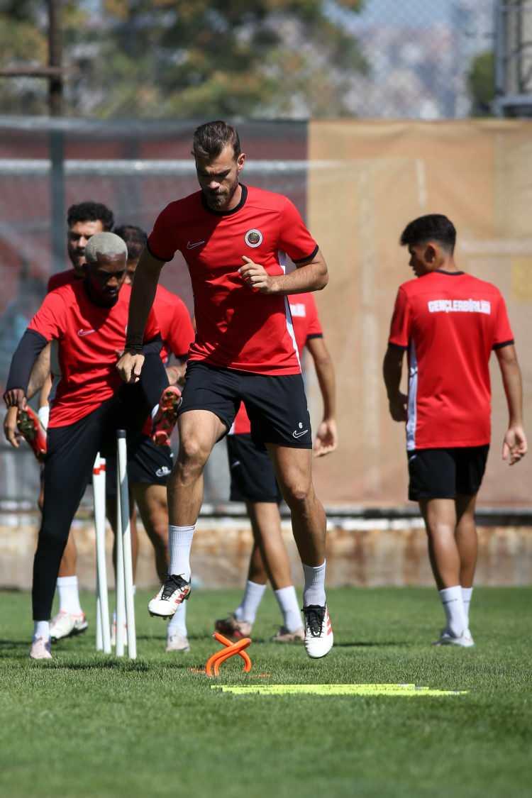 <p>Yapay zekaya göre, Süper Lig'e yeni yükselen takımlar Kocaelispor, Gençlerbirliği ve Fatih Karagümrük sezon sonunda küme düşecek.</p>
