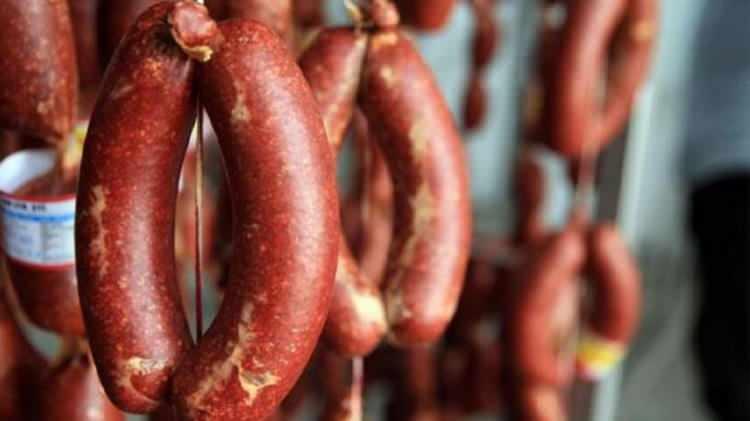 <p>Yapılan analizlerde 12 farklı markanın “dana sucuk” etiketiyle satışa sunduğu ürünlerde dana eti yerine sakatat ve sağlığa zararlı katkı maddeleri kullanıldığı belirlendi.</p>
