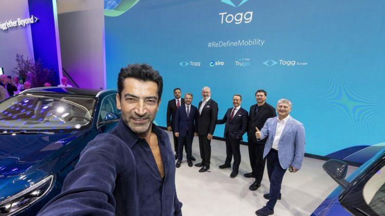 <p><strong>Münih'te gerçekleşen 'İAA Mobility 2025' adlı otomobil fuarına katılan ünlü isim, sevincini "Togg projesinde olmak gurur verici" sözüyle ifade etti. </strong></p>