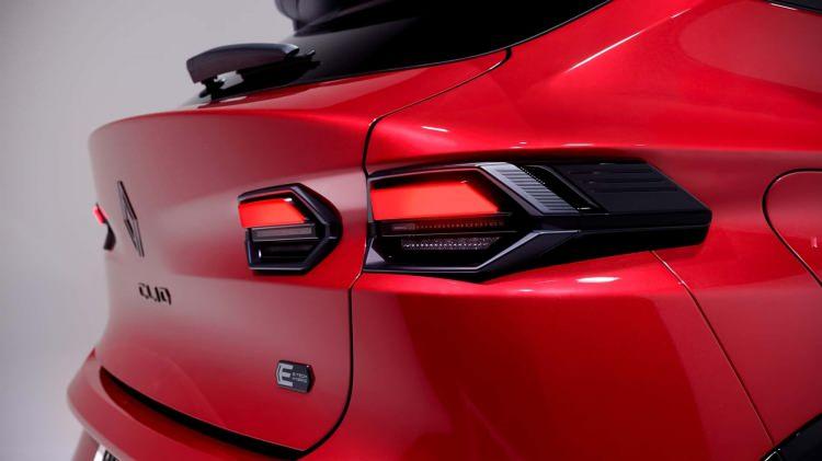 <p><strong>DAHA ÇEVRECİ</strong></p>

<p> </p>

<p>Yeni Clio, Renault’nun full hybrid E-Tech 160 hp motoru ile geliyor. Elektrik ve benzinli motorun uyumlu çalışması sayesinde şehir içinde yüzde 80’e kadar elektrikli sürüş deneyimi sunan Clio, yüzde 40’a varan yakıt tasarrufu sağlıyor. </p>
