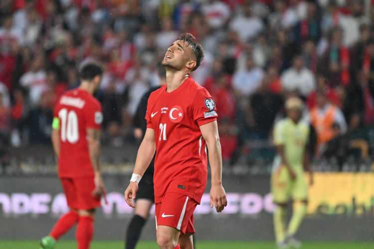 <p>AS gazetesindeki maç haberinde, "Pedri ve Merino Senfonisi" başlığı kullanılırken mücadele için, "Türkiye'ye karşı, hafızalardaki en iyi performanslarından birini sergilendi; Huijsen'den Zubimendi'ye, Nico'dan Lamine'ye, Oyarzabal'dan Merino'ya kadar herkese ilham veren bir şölen. Merino da yıldız seviyesindeydi." ifadeleri kullanıldı.</p>
